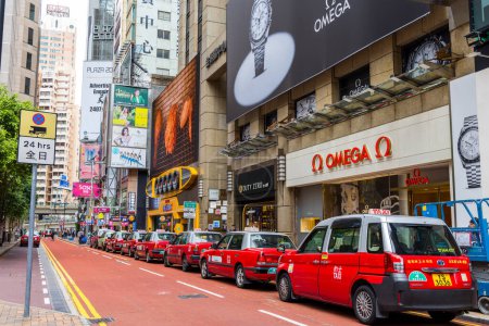 Foto de Hong Kong - 08 de abril de 2024: Línea de taxis en la calle de la ciudad de Hong Kong en el distrito de Causeway Bay - Imagen libre de derechos