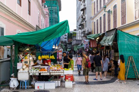 Téléchargez les photos : Macau, 30 June 2023: Vendor street market in Macau city - en image libre de droit
