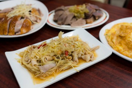Téléchargez les photos : Cuisine asiatique avec des intestins d'oie chou aigre au restaurant - en image libre de droit