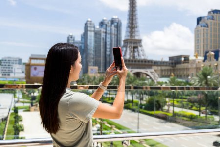 Téléchargez les photos : Woman use cellphone to take selfie in macau city - en image libre de droit
