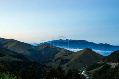 Belle chaîne de montagnes à Qingjing Farm of Taiwan