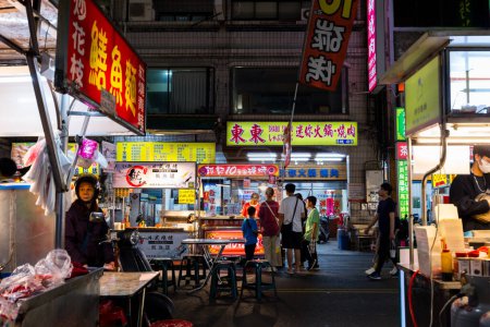 Foto de Kaohsiung 31 de enero de 2024: Liuhe Tourist Night Market en la ciudad de Kaohsiung, Taiwán - Imagen libre de derechos