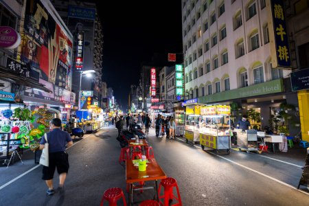 Foto de Kaohsiung 31 de enero de 2024: Liuhe Tourist Night Market en la ciudad de Kaohsiung, Taiwán - Imagen libre de derechos