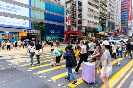 Foto de Hong Kong 25 de abril de 2024: La gente cruza la calle en la ciudad de Hong Kong en el distrito de Mong Kok - Imagen libre de derechos
