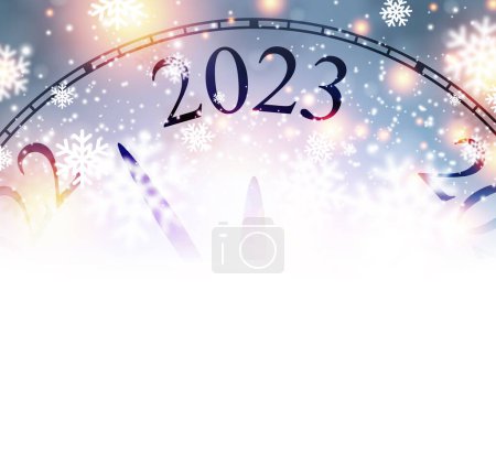 Halb versteckte Uhr, die 2023 auf blauen Schneeflocken und Bokeh-Hintergrund zeigt. Raum für Text.