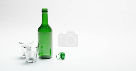 3D-Darstellung isolierter koreanischer Soju-Flaschen und Gläser alkoholisches Getränk 