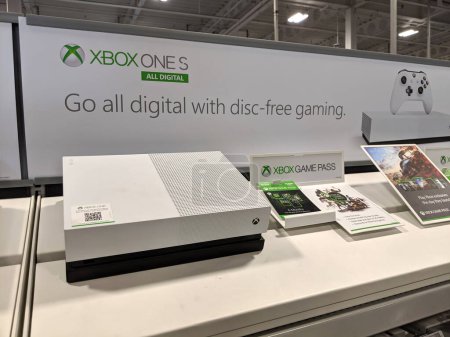 Téléchargez les photos : Honolulu - 28 septembre 2019 : Xbox One S All Digital et Xbox Game Pass exposés dans le Best Buy Store. Xbox One S est un système de jeux vidéo. - en image libre de droit