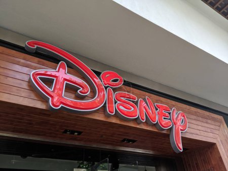 Téléchargez les photos : Honolulu - 30 août 2019 : Panneau du logo Disney Store sur le mur au centre commercial Ala Moana. Le Disney Store est une chaîne internationale de magasins spécialisés ne vendant que des articles Disney, dont beaucoup sont exclusifs, sous son propre nom et Disney - en image libre de droit