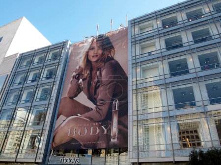 Foto de San Francisco - 28 de septiembre de 2011: Burberry Body Ad en el edificio Macy en Union Square. - Imagen libre de derechos