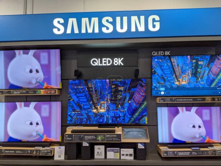 Foto de Honolulu - 7 de noviembre de 2020: Samsung Logo y QLED 8K TV dentro de Best Buy Store. Samsung es un conglomerado multinacional surcoreano con sede en Samsung Town, Seúl. Comprende numerosos negocios afiliados, la mayoría de ellos unidos bajo el Sa - Imagen libre de derechos