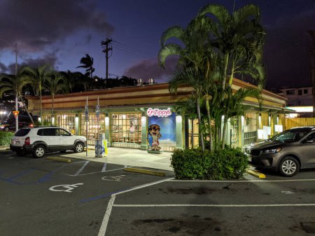 Foto de Honolulu, Hawái - 20 de noviembre de 2020: Signo de Zippy y entrada al edificio y estacionamiento por la noche. Hawaiis un lugar de encuentro para los clásicos favoritos locales, sabrosos alimentos especiales y amable, servicio de bienvenida. - Imagen libre de derechos