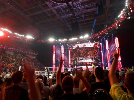 Foto de San José, California - 30 de marzo de 2015: Multitud apunta con los dedos en el aire con los Lucha Dragons durante la grabación en vivo de WWE Monday Night Raw en el SAP Center. - Imagen libre de derechos
