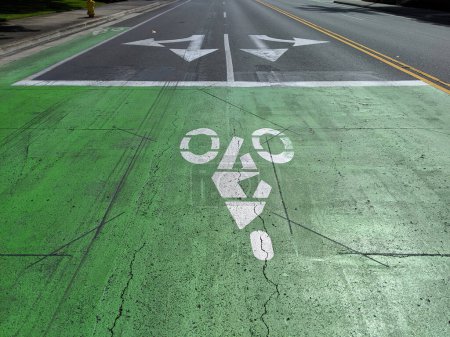 Téléchargez les photos : Honolulu - August 31, 2019: Green Painted Street Protected Bike Lane at intersection in Honolulu. - en image libre de droit