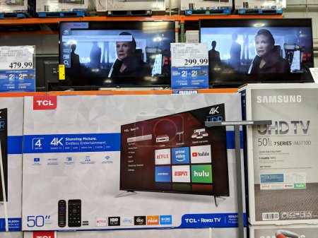 Foto de Honolulu - December 11, 2018:  TCL Roku TVs and Samsung showing the movie Star Wars on display at Costco. The Roku Streaming Player, or simply Roku, is a series of streaming players manufactured by Roku, Inc. Roku partners provide over-the-top conten - Imagen libre de derechos