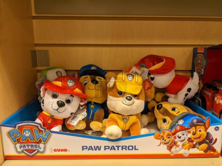 Foto de Honolulu - December 4, 2021: Gund Paw Patrol Stuffed animal figures featuring Rubble, Marshall, Chase, and Rocky for sale inside store. - Imagen libre de derechos