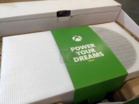 Téléchargez les photos : Honolulu, Hawaii  - December 21, 2021: Xbox Series S box opening Power Your Dreams.  Xbox Series S is a video game system. - en image libre de droit
