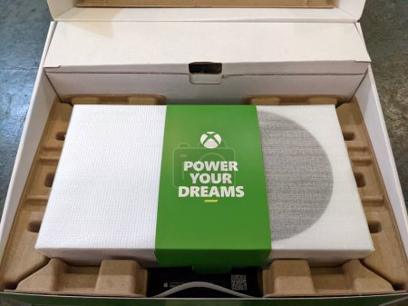 Téléchargez les photos : Honolulu, Hawaii  - December 21, 2021: Xbox Series S box opening Power Your Dreams.  Xbox Series S is a video game system. - en image libre de droit