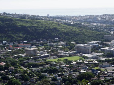 Foto de Honolulu - December 20, 2020: Aerial view of Landmark Mid Pacific institute, University of Hawaii, Kahala, Pacific Ocean, and surround neighborhood in Manoa in Honolulu, Hawaii. - Imagen libre de derechos