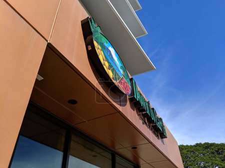 Foto de Honolulu - August 31, 2019: Down to Earth Organic & Natural Store in condo building.  Hawaii's Leading Retailer of Organic & Natural Foods. Since we opened in 1977 we have supported the living of a healthy lifestyle and the preservation of the enviro - Imagen libre de derechos