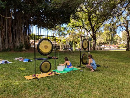 Téléchargez les photos : Honolulu - December 17, 2017:  Sound Healing Singing bowl and gong session in Kapiolani park. - en image libre de droit