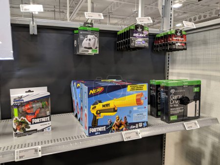 Téléchargez les photos : Honolulu - September 21, 2019:  Fortnite SP-L Nerf Guns and Seagate Game Drive for Xbox Display at Best Buy.  Nerf is a toy brand created by Parker Brothers and currently owned by Hasbro. Most of the toys are a variety of foam-based weaponry, with ot - en image libre de droit