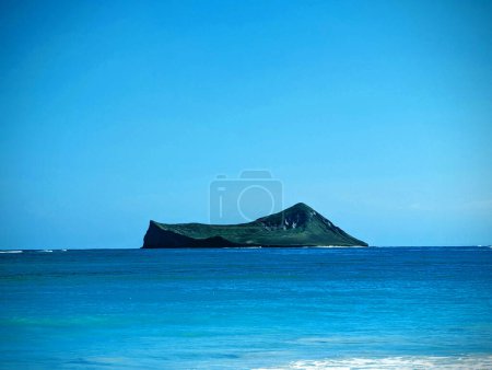 Photo for Experience the natural beauty of Hawaii with this stunning stock photo of Manana (Rabbit) Island in Waimanalo Bay on Oahu. The island's lush green vegetation and crystal clear waters make for the perfect tropical paradise, and the rocky cliffs provid - Royalty Free Image
