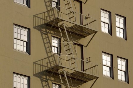 Foto de Los Ángeles - 23 de enero de 2014: Una escalera de escape de incendios, que es una salida de emergencia que permite a la gente evacuar un edificio en el caso de un incendio, en el lado del edificio del Hotel Roosevelt. - Imagen libre de derechos