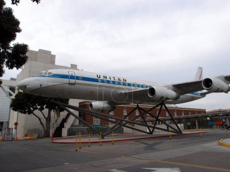 Foto de Los Ángeles - 21 de enero de 2014: United Douglas DC-8 jetliner en exhibición afuera en el California Science Center. - Imagen libre de derechos