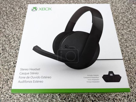 Téléchargez les photos : Honolulu - January 29, 2022: Immersive gaming experience with the Microsoft Xbox Stereo Headset. Featuring high-quality audio. microphone, and a comfortable design, this headset is the perfect accessory for Xbox gamers. - en image libre de droit