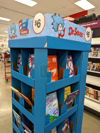 Téléchargez les photos : Honolulu - 21 mars 2022 : Les livres du Dr Seuss sont en vente pour 6 $dans ce magasin Honolulu. Parfait pour un cadeau d'anniversaire ou juste une lecture amusante! - en image libre de droit