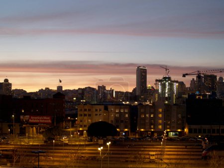 Foto de San Francisco - 10 de marzo de 2007: Ciudad del Progreso: Estación Caltrain de San Francisco y Skyline al anochecer, en medio de un creciente paisaje urbano. - Imagen libre de derechos