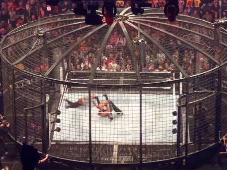 Foto de Oakland, California - 20 de febrero de 2011: Rey Mysterio pone a Edge en una posición de fijación mientras el árbitro cuenta durante el partido de Elimination Chamber en Oracle Arena. - Imagen libre de derechos