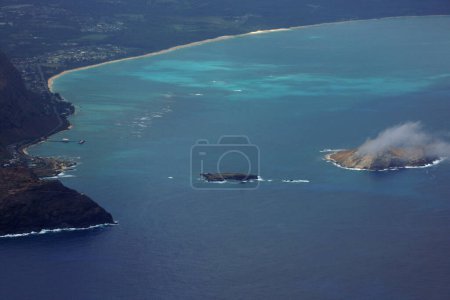 Foto de Paradise from Above: Vista aérea de Manana (conejo) y las islas de la roca, Makapuu Point, Waimanalo Beach, con impresionantes nubes y el Océano Pacífico en Oahu, Hawai, en un día perfecto para las fotos. - Imagen libre de derechos