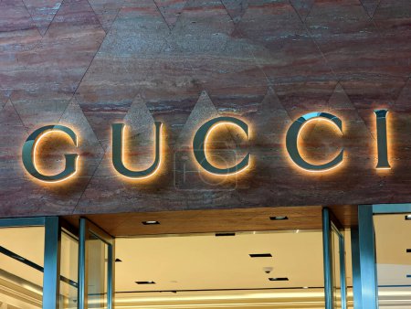 Foto de Honolulu, Hawaii - 28 de marzo de 2022: Gucci tienda frontal con señalización iluminada Gucci - Imagen libre de derechos