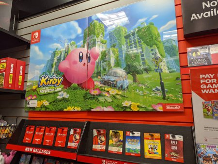Téléchargez les photos : Honolulu - 11 avril 2022 : Kirby rose vif et l'affiche Fogotten Land affichent la section Nintendo d'un magasin de détail. - en image libre de droit