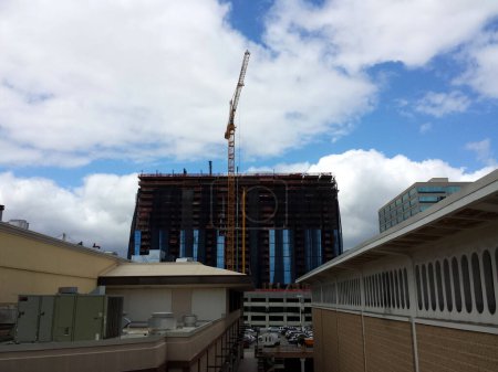 Foto de Honolulu - 10 de abril de 2014: Construcción con una grúa sobre el edificio en construcción en el centro comercial Ala Moana. - Imagen libre de derechos
