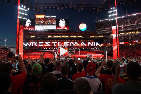 Foto de Santa Clara, California - 29 de marzo de 2015: El campeón de la WWE Brock Lesner realiza su movimiento F-5 en Roman Reigns en Wrestlemania 31. El F-5 es una maniobra devastadora que implica levantar al oponente sobre los hombros y luego tirarlos - Imagen libre de derechos