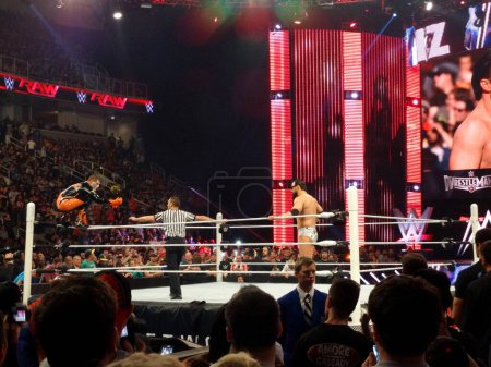 Téléchargez les photos : San Jose - 30 mars 2015 : Stardust est prêt à affronter son ancien partenaire Damien Sandow dans un match de rancune sur RAW. Il grimpe sur le tendeur supérieur et regarde la foule avec un sourire tordu. Il croit qu'il est le roi cosmique de la WWE et il veut - en image libre de droit