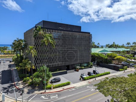 Foto de Honolulu - 24 de mayo de 2022: Historic IBM Building después de un cambio de imagen de $20 millones en Oahu, Hawaii. en 1240 Ala Moana Blvd. fue diseñado por el famoso arquitecto Vladimir Ossipoff. La característica más distintiva del edificio es su rejilla de hormigón, wh - Imagen libre de derechos