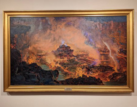 Foto de Honolulu - 1 de abril de 2022: Pintura de Ambrose Patterson que muestra el cráter Halemaumau del volcán Kilauea en erupción en 1917. La pintura está en exhibición en el Museo de Arte de Honolulu (HOMA), que es una institución cultural importante en Hawái.. - Imagen libre de derechos