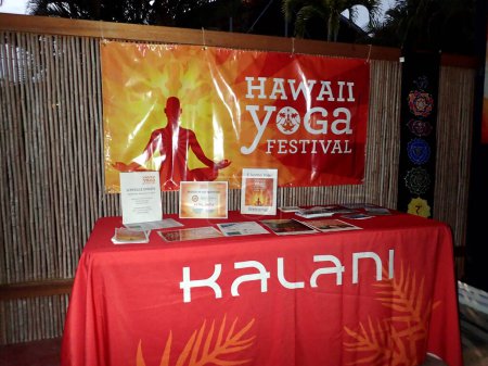 Foto de Hawái - 12 de noviembre de 2014: pancarta para el Festival de Yoga de Hawái, colgada en una valla de bambú en el Centro de Retiro Kalani en Pahoa, Hawái. La pancarta es de color naranja y amarillo con una silueta de una persona en una pose de yoga y el texto "Festival de Yoga de Hawaii - Imagen libre de derechos