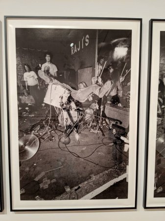 Téléchargez les photos : Seattle - 16 mai 2019 : Le groupe de grunge rock américain Nirvana se produit en direct sur la photo de Raji exposée au Seattle Art Museum. La photo montre le chanteur et guitariste Kurt Cobain, le bassiste Krist Novoselic et le batteur Dave Grohl sur scène. La phot - en image libre de droit