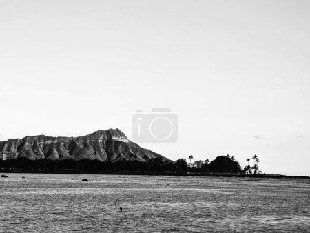 Eingefangen in zeitlosem Schwarz-Weiß, zeigt dieses Bild vom Ala Moana Beach Park die ruhige Schönheit der bevorzugten urbanen Oase Honolulus. 