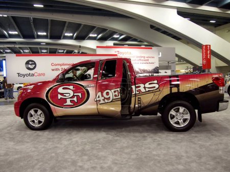 Téléchargez les photos : San Francisco - 23 novembre 2011 : Un camion Toyota enveloppé dans l'image de marque de l'équipe NFL des 49ers de San Francisco exposé. - en image libre de droit