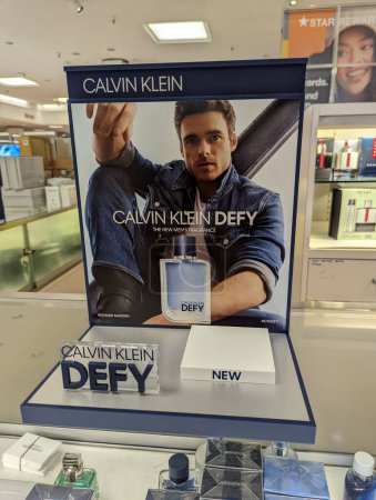 Foto de Honolulu - 29 de agosto de 2022: Un anuncio de Calvin Klein Defy, con un modelo masculino que sostiene la fragancia. - Imagen libre de derechos