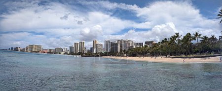 Foto de Día soleado en una bulliciosa playa de Waikiki con vistas al Océano Pacífico - Imagen libre de derechos