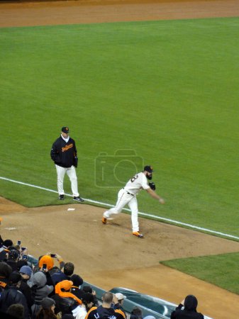 Foto de San Francisco - 12 de abril de 2011: El lanzador de Giants Brian Wilson termina para lanzar un partido de béisbol profesional al que asisten espectadores. - Imagen libre de derechos