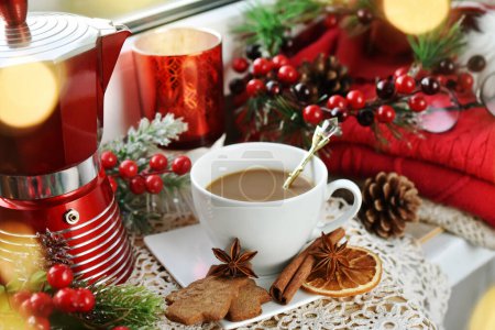 Téléchargez les photos : Une tasse de café et des biscuits au pain d'épice sur le rebord de la fenêtre avec des décorations de Noël - en image libre de droit