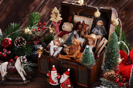 Téléchargez les photos : Jouets et décors de Noël de style vintage dans un vieux coffre en bois sur la table - en image libre de droit