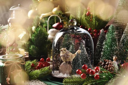 Téléchargez les photos : Décoration de Noël avec des paysages d'hiver, une figurine d'oiseau et des arbres à l'intérieur de cloche de verre - en image libre de droit